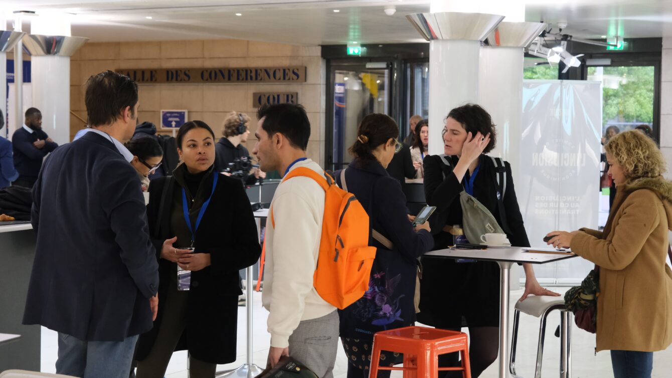 Personnes dans l'entrée du Ministère de l'Economie